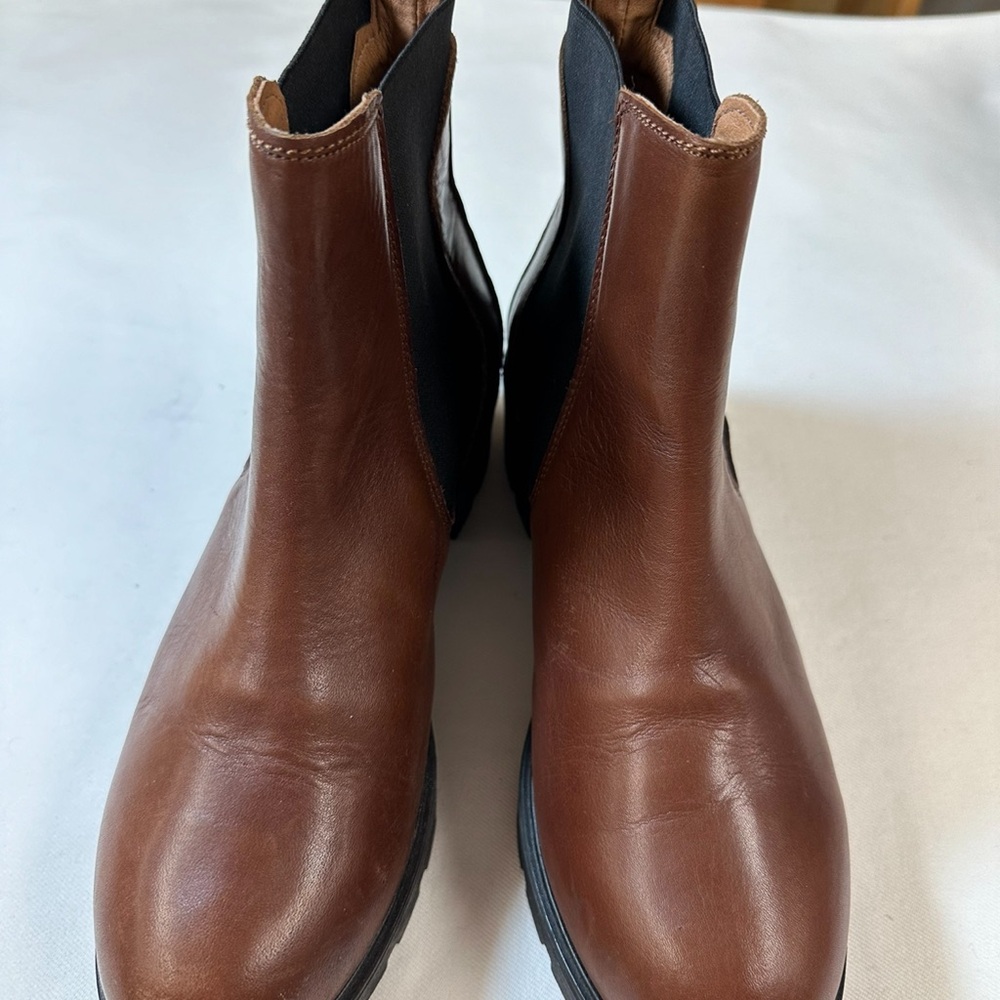 Leather Chelsea boots women’s size 41 made in Spain. Very good condition